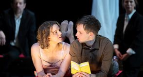 „Der Vorleser“ nach dem Roman von Bernhard Schlink mit Tobias Dürr, Sina-Marie Gerhardt, Johan Richter, Franziska Schulze und Anjorka Strechel.