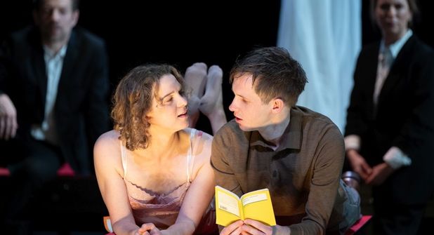 „Der Vorleser“ nach dem Roman von Bernhard Schlink mit Tobias Dürr, Sina-Marie Gerhardt, Johan Richter, Franziska Schulze und Anjorka Strechel.