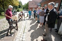 Wie schon vor ein paar Jahren mit Thomas Utz (lks.) und Hagen Wehrend geht es am 26. Juli auf die Reeperbahn. Beim Aktionstag im Dorf- und Schulmuseum demonstriert diesmal Dr. Hubertus Hiller, wie ein Reepschläger Seile und Taue herstellte.
