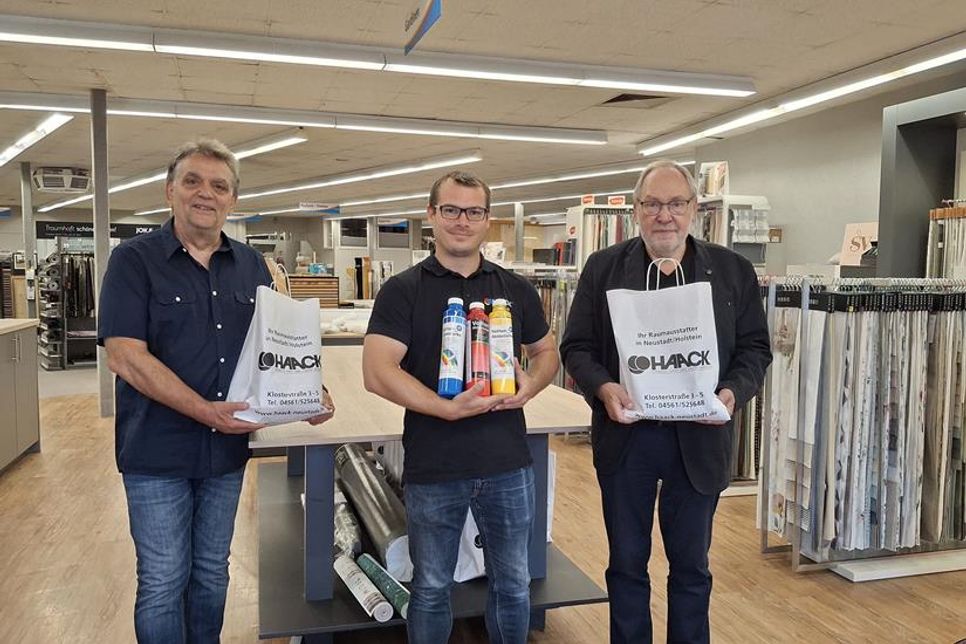 Thomas Schwarz, Tobias Haack und Norbert Kahl (v. lks.) bei der Übergabe der Farben.