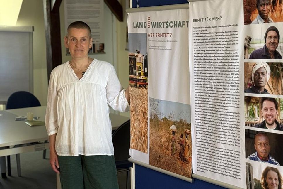 Claudia Hofer vom Naturerlebnisraums Pfarrhof Schönwalde bietet auf Anfrage auch Führungen durch die Ausstellung an.