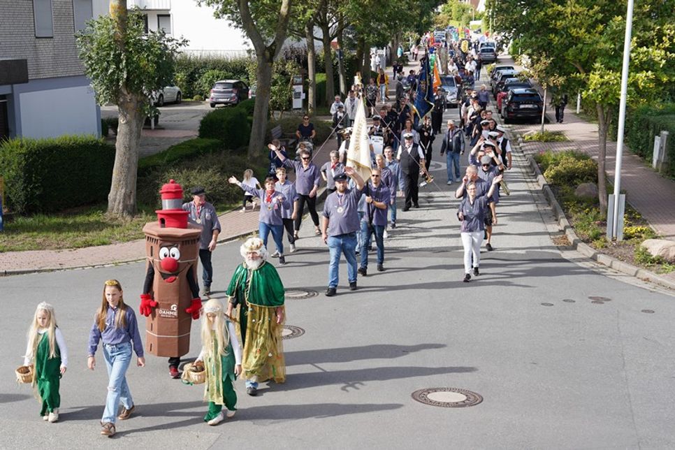 Zunächst führte der Festumzug durch den ganzen Ort.