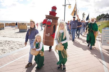 Die letzte Etappe führte den Festumzug entlang der Promenade zum Fischerbudentreff an der Fischerhütte.