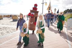 Die letzte Etappe führte den Festumzug entlang der Promenade zum Fischerbudentreff an der Fischerhütte.