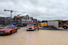 Zahlreiche Einsatzfahrzeuge von Feuerwehr, Rettungsdienst und Polizei standen am Sonntagnachmittag auf dem Seebrückenvorplatz in Pelzerhaken bereit.