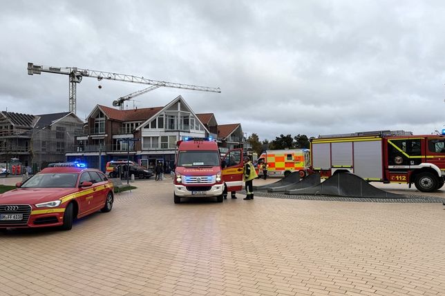 Zahlreiche Einsatzfahrzeuge von Feuerwehr, Rettungsdienst und Polizei standen am Sonntagnachmittag auf dem Seebrückenvorplatz in Pelzerhaken bereit.