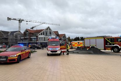 Zahlreiche Einsatzfahrzeuge von Feuerwehr, Rettungsdienst und Polizei standen am Sonntagnachmittag auf dem Seebrückenvorplatz in Pelzerhaken bereit.