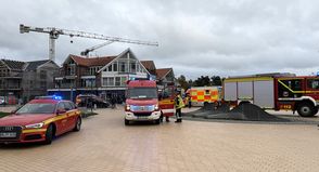 Zahlreiche Einsatzfahrzeuge von Feuerwehr, Rettungsdienst und Polizei standen am Sonntagnachmittag auf dem Seebrückenvorplatz in Pelzerhaken bereit.