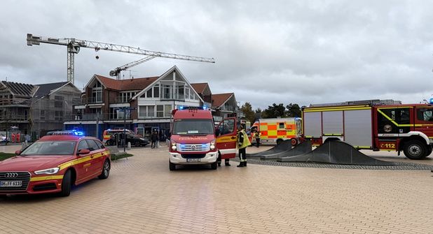 Zahlreiche Einsatzfahrzeuge von Feuerwehr, Rettungsdienst und Polizei standen am Sonntagnachmittag auf dem Seebrückenvorplatz in Pelzerhaken bereit.