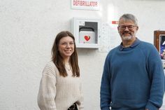 Sicherheitsbeauftragte Mona Wiechmann und Geschäftsführer Jürgen Mohr freuen sich, mit dieser Anschaffung zur Rettung im Notfall beitragen zu können.