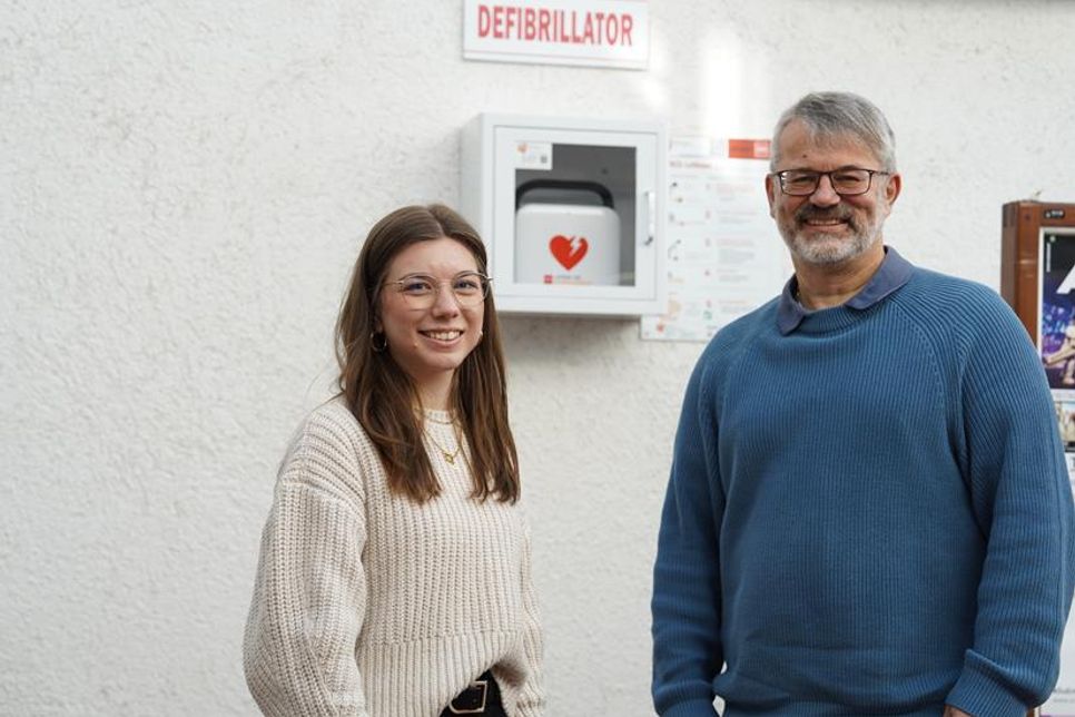 Sicherheitsbeauftragte Mona Wiechmann und Geschäftsführer Jürgen Mohr freuen sich, mit dieser Anschaffung zur Rettung im Notfall beitragen zu können.