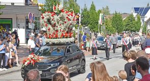 Auch das hat Tradition: Vorweg fährt ein Fahrzeug, das eine riesige Blumenkrone durch die Straßen chauffiert.