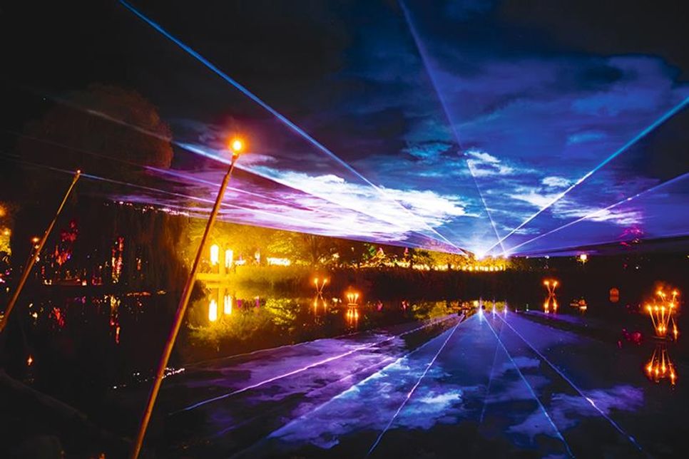 Lichter und Lasershow verwandeln den Godewindpark in Travemünde zu einem wahren Lichtermeer.