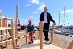 Manfred Wohnrade freut sich über die glücklichen Kinder auf dem neuen Spielplatz am Yachthafen.