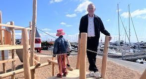 Manfred Wohnrade freut sich über die glücklichen Kinder auf dem neuen Spielplatz am Yachthafen.