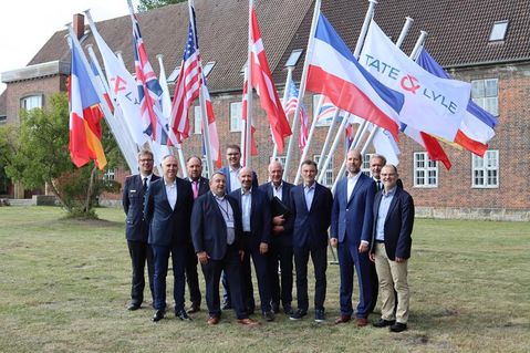 von links nach rechts: Jan Koblitz (Wehrführer Freiwillige Feuerwehr Großenbrode), Jérôme Béra (CP Kelco France Sarl, President, Commercial EMEA), Timo Gaarz (Landrat Kreis Ostholstein), Sönke Schweiger (Geschäftsführer und Plant Director CP Kelco Germany GmbH), Sebastian Schmidt (Bundestagsabgeordneter aus dem Kreis Ostholstein), Peer Knöfler (Bürgermeister Großenbrode), Wolfgang Lilienthal (Geschäftsführer Unternehmensverband Ostholstein – Plön e.V.), Nick Hampton (CEO Tate & Lyle), Nils Jarck (Stellvertretender Hauptgeschäftsführer der IHK zu Lübeck), Lars Wellmann (stellvertretender Kreisbrandmeister des Kreisfeuerwehrverbandes), Didier Viala (CP Kelco U.S., Inc., President, Solutions & Platforms)