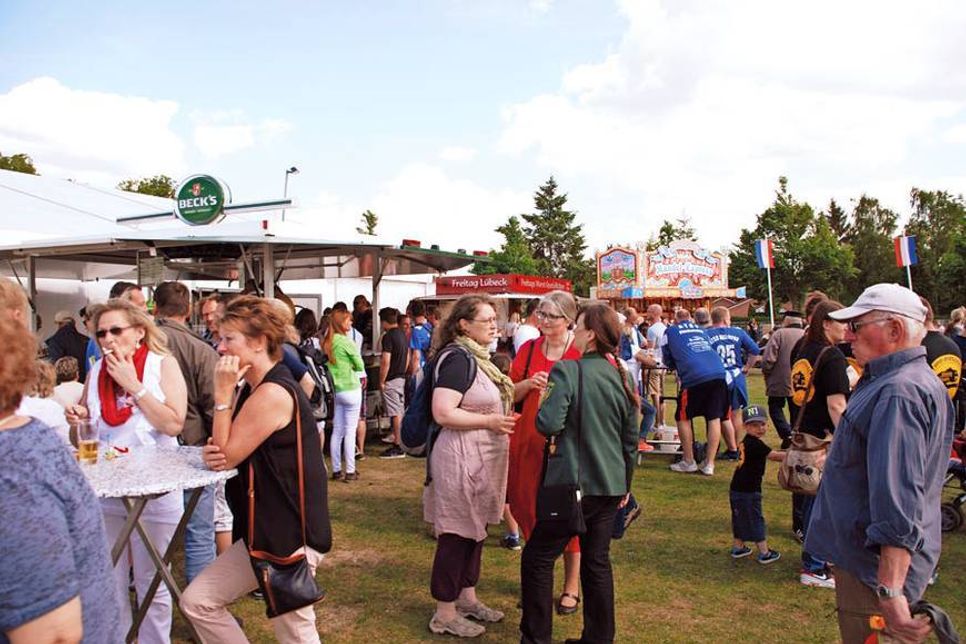 Das bunte Treiben der Schützen lockt alljährlich viele Besucher auf die Festwiese an der Dorfstraße.