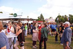 Das bunte Treiben der Schützen lockt alljährlich viele Besucher auf die Festwiese an der Dorfstraße.