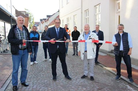 Im Beisein von Mitarbeitern des Bauamtes, der ausführenden Firma Strabag und des Planungsbüros Höger und Partner, gaben Bauausschussvorsitzender Willy Heckel, Bürgermeister Mirko Spieckermann, Bürgervorsteher Sönke Sela und eska-Geschäftsführer und Vorstandsmitglied des Gewerbevereins Jürgen Mohr (v. lks.) die Reiferstraße wieder für den Verkehr frei.