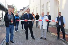 Im Beisein von Mitarbeitern des Bauamtes, der ausführenden Firma Strabag und des Planungsbüros Höger und Partner, gaben Bauausschussvorsitzender Willy Heckel, Bürgermeister Mirko Spieckermann, Bürgervorsteher Sönke Sela und eska-Geschäftsführer und Vorstandsmitglied des Gewerbevereins Jürgen Mohr (v. lks.) die Reiferstraße wieder für den Verkehr frei.