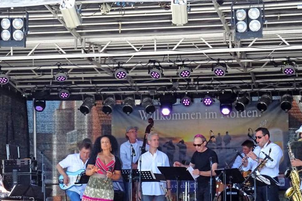 Die Musiker der Band „Tickle Toe“ sind ehemalige Mitglieder der Polizei-Bigband Schleswig-Holstein. Am Samstag präsentierten sie Jazz, Latin, Soul und Funk vom Feinsten.
