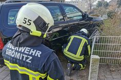 Die Feuerwehr beseitigte die unter dem Fahrzeug befindlichen Zaunteile mittels Säbelsäge und entfernte das Fahrzeug aus dem Gefahrenbereich.