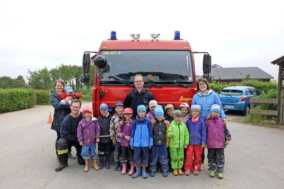 Die zukünftigen Schulkinder sowie die Leiterin der Kindertagesstätte Merkendorf Jana Tebelmann und Ann-Kathrin Duus zusammen mit Nils und Jan Garken.
