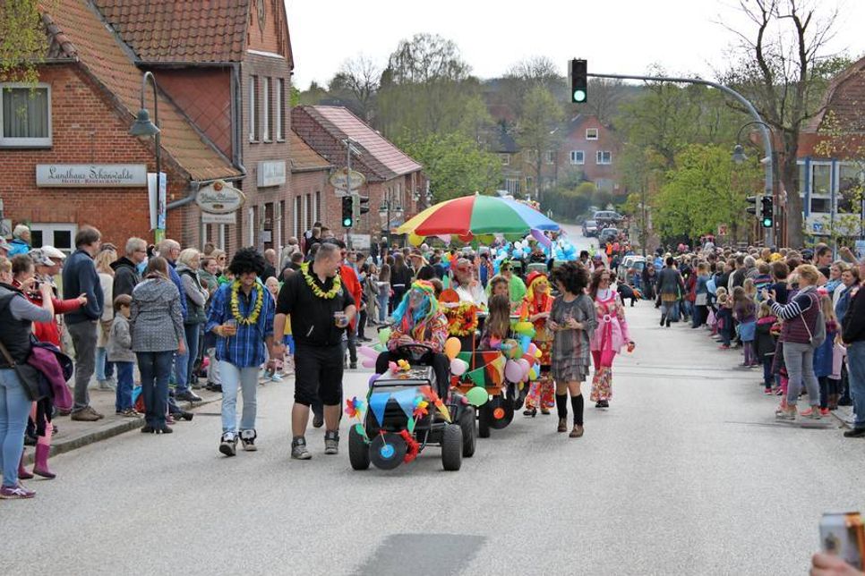 Bunt kostümiert ging es durch den Ort.