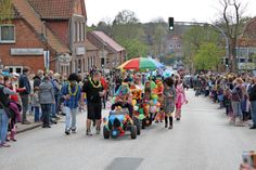 Bunt kostümiert ging es durch den Ort.