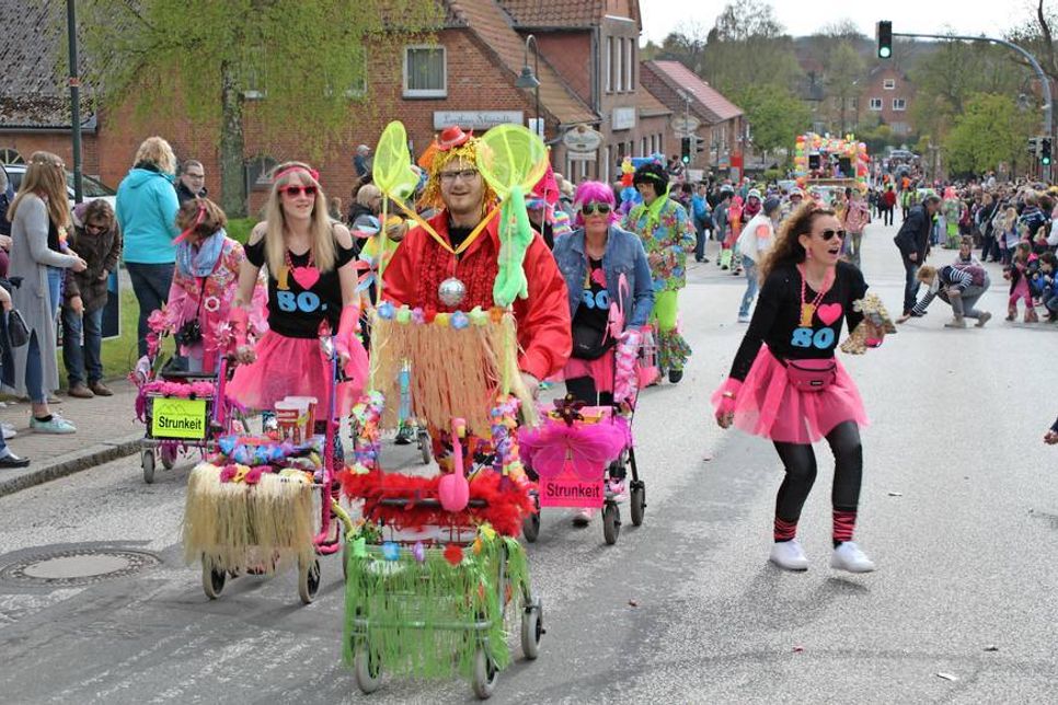 Schlagerfans aus der gesamten Region säumten Schönwaldes Straßen beim großen Umzug.