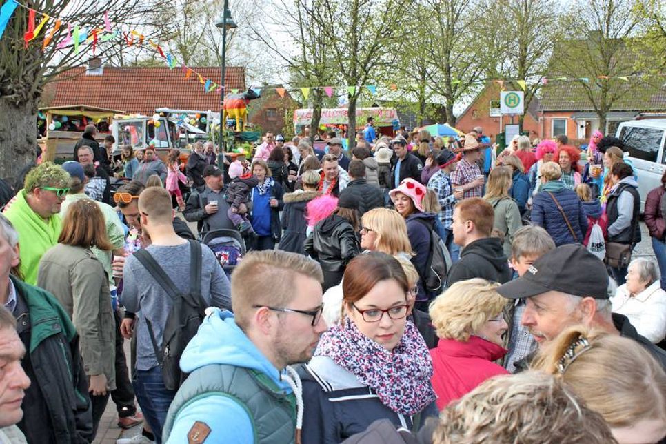 Rund um die Friedrich-Hiller-Schule ging die Party nach dem Umzug weiter.