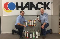 Eckert Groth (re.) vom Museumsverein bedankt sich bei Tobias Haack von Haack Heimtex für die Farbenspende.