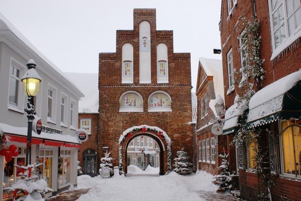 Bemalt werden die Malplatten, die zu den Türchen des Riesen-Adventskalenders werden, von Kita- und Schulkindern und von Jugendlichen, die sich in Kirchen, Vereinen und weiteren Institutionen engagieren.