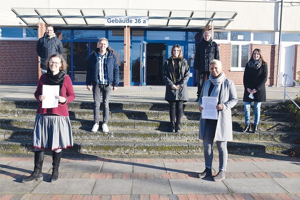 Freuen sich über die Fortführung der Kooperation: Dr. Cordula Braun und Esther Passig (vorne), Maicel Rosenberger, Orientierungsstufenleiter OGT (hi.v.li.), Björn Sowoidnich, Koordinator der Sekundarstufe GGS, Laura Wienberg, Betreuerin der Orientierungsstufe GGS, Dr. Gerhard Kappel, Mittelstufenleiter OGT, und Katrin Alpers, stv. Fachdienstleitung der Gemeinde Timmendorfer Strand.