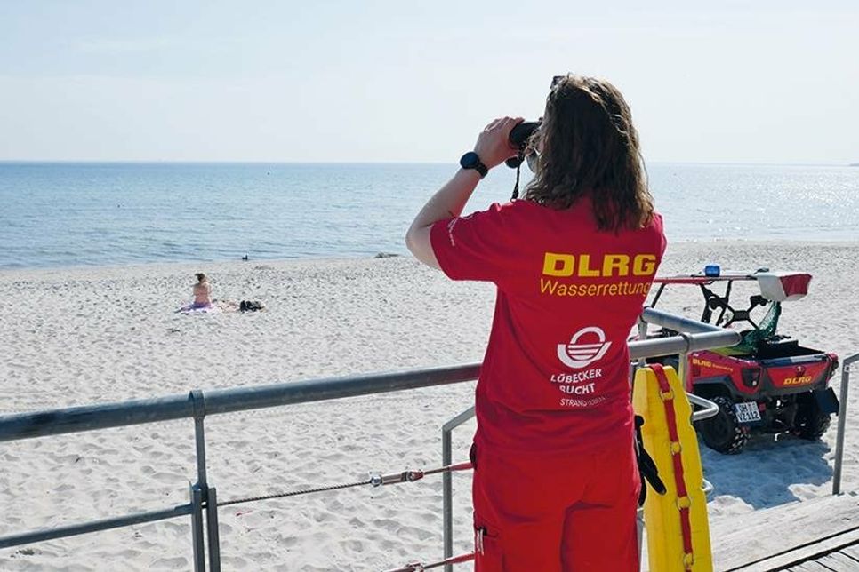In weithin sichtbarer, roter Einsatzkleidung sorgen die Rettungsschwimmer der DLRG bis Mitte September in der Lübecker Bucht wieder für mehr Sicherheit beim Badespaß.