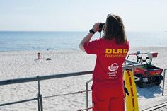 In weithin sichtbarer, roter Einsatzkleidung sorgen die Rettungsschwimmer der DLRG bis Mitte September in der Lübecker Bucht wieder für mehr Sicherheit beim Badespaß.