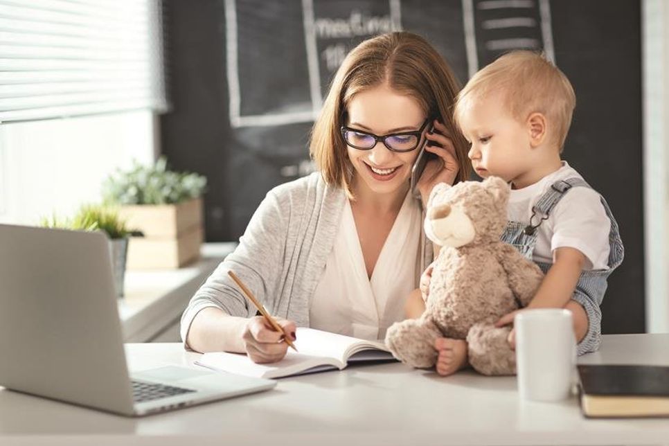 Für viele ist das Zuhause zum Arbeitsplatz geworden - gerade hier muss man nun auch besonders darauf achten, die Gesundheit zu schützen. Foto: JenkoAtaman/stock.adobe.com/akz-o