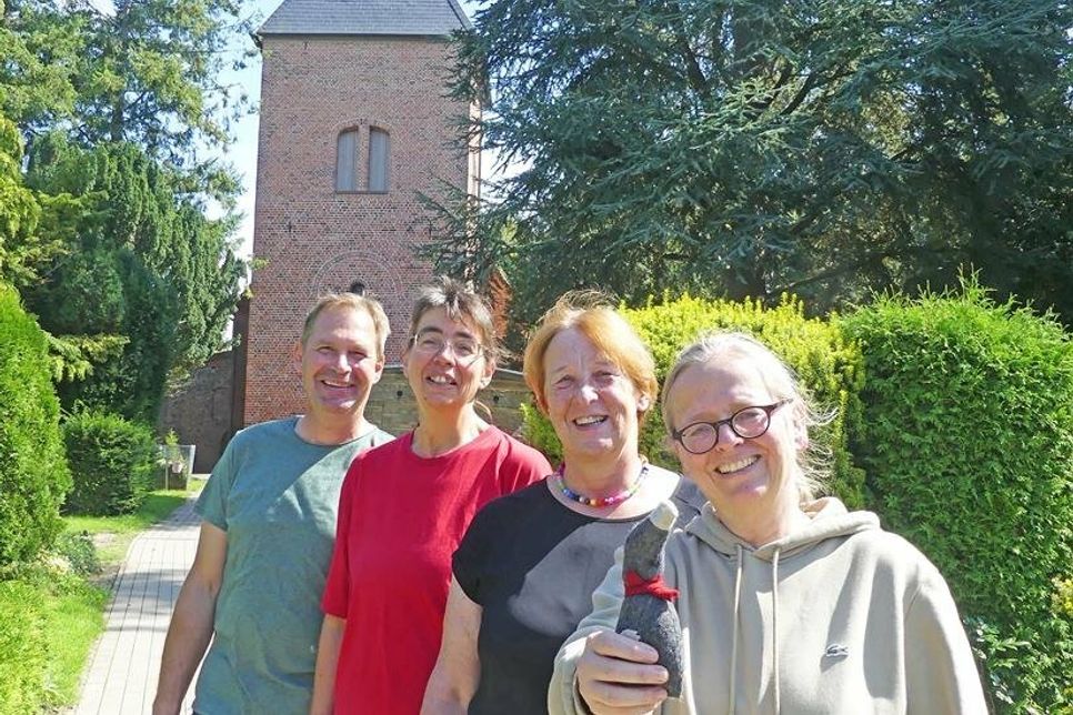 Der Friedhofsausschuss – Kerstin Duy, Sabine Zienkiewicz, Astrid Horns, Dirk Burmeister, es fehlt Susanne Weinert – lädt zusammen mit Friedo dem Maulwurf am kommenden Sonntag herzlich Klein und Groß zum Tag des Friedhofs ein.