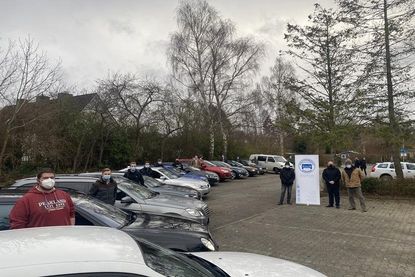 Nach der Übergabe der Prüfungszeugnisse nahmen alle erfolgreichen Prüflinge mit ihren Autos Aufstellung für ein „Corona-gerechtes“ Gruppenfoto.
