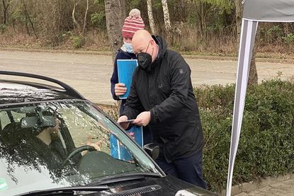 Prüfungszeugnisübergabe: im Fahrzeug Jungeselle Kornel Cichy-Piotrowski, Berufsschullehrer Heiko Flüh und Obermeister Björn Bigga (v. lks.).