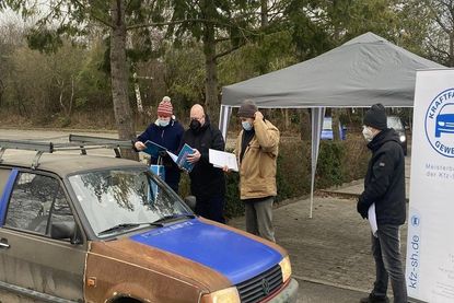 Prüfungszeugnisübergabe: Berufsschullehrer Heiko Flüh, Obermeister Björn Bigga, Klassenlehrer Helmut Grimmig und stellvertretender Obermeister Stefan Dröse (v. lks.).