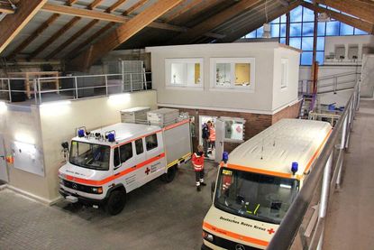Blick in die Fahrzeughalle und auf die Büro- und Lagerflächen.
