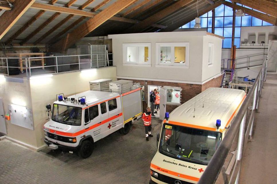 Blick in die Fahrzeughalle und auf die Büro- und Lagerflächen.