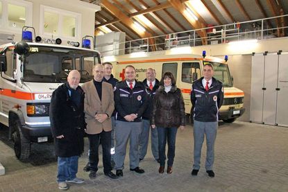 Bürgervorsteher Sönke Sela, DRK-Vorsitzender Fritz Schramm, Nico Menaht (Fachdienst Logistik), Bereitschaftseiter Pascal Salewski, stellvertretender Bereitschaftsleiter Jan Kruse, Bürgermeisterin Dr. Tordis Batscheider und der stellvertretende Bereitschaftsleiter Sven Salewski (v. lks.).