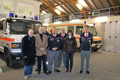 Bürgervorsteher Sönke Sela, DRK-Vorsitzender Fritz Schramm, Nico Menaht (Fachdienst Logistik), Bereitschaftseiter Pascal Salewski, stellvertretender Bereitschaftsleiter Jan Kruse, Bürgermeisterin Dr. Tordis Batscheider und der stellvertretende Bereitschaftsleiter Sven Salewski (v. lks.).