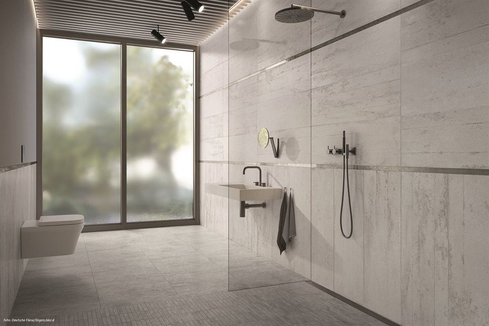 Rechteckformate in XL-Abmessungen schaffen durch lebendige Verlegemuster spannende Akzente an der Wand. Foto: Deutsche Fliese/Engers/akz-o