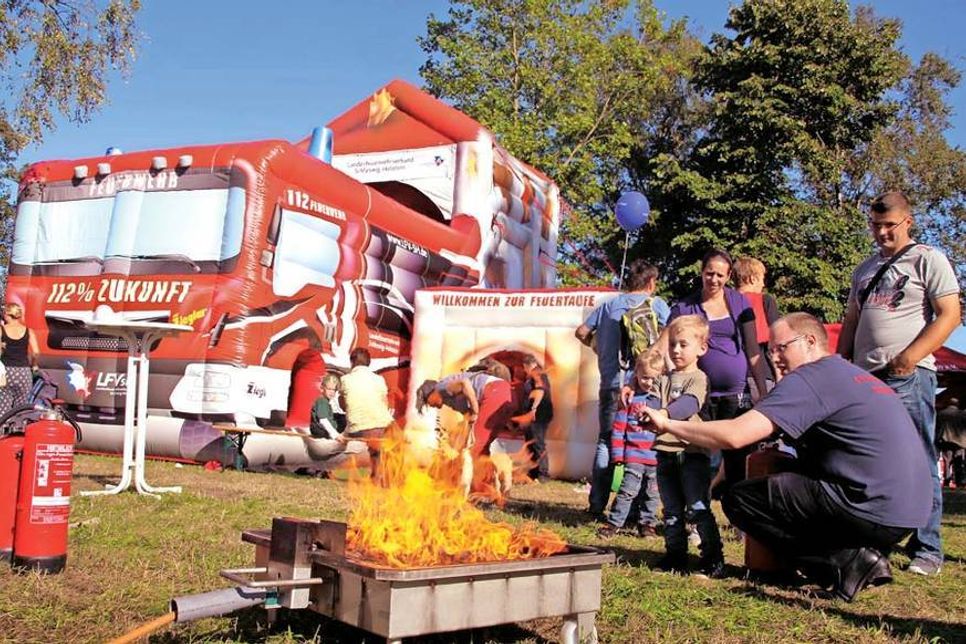 Mit verschiedenen Vorführungen präsentieren sich die Wehren des Landesfeuerwehrverbandes in Rendsburg.