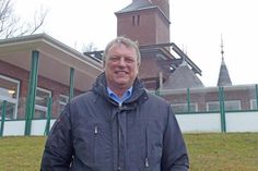 Ein stolzer Lütjenburger Bürgermeister Dirk Sohn vor dem Wahrzeichen seiner Stadt – er hat es sich nicht nehmen lassen, persönlich die Schleswig-Holstein-Flagge auf dem frisch sanierten Bismarckturm zu hissen.