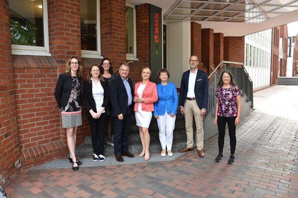 „Teilzeitausbildung für alle!“: Bei der MACH AG in Lübeck informierten Dr. Katrin Braun (von links), Auszubildende Helena Herzog und Sandra Obendorf (Alle MACH AG), Hagen Goldbeck, Präses der IHK zu Lübeck, Laura Pooth, Vorsitzende des DGB Nord, Margit Haupt-Koopmann, Chefin der Regionaldirektion Nord der Bundesagentur für Arbeit, sowie Christian Maack und Antje Gerdau (beide Handwerkskammer Lübeck) über die Teilzeitausbildung. (Foto: Özren/IHK)