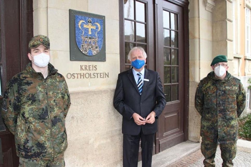 Oberfähnrich Dominik Pirck, Landrat Reinhard Sager, Oberstleutnant der Reserve Martin Stellberger